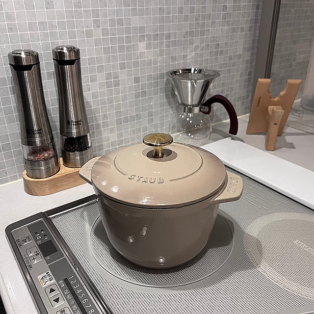 Kitchen,R6.12.03,スタイリッシュモダン,排気口カバー,タカラスタンダード グランディア,ペッパー＆ソルトミル,Russell Hobbs電動ミル,コーヒードリッパー,鍋蓋スタンド,リネン,16センチ,ストウブ ココットdeごはん,ストウブ,買ってよかったもの izumikoの部屋