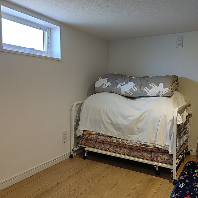 Bedroom,ナチュラルインテリア,シンプルインテリア,シンプルライフ,旗竿地,ロフト,固定階段ロフト,ロフトへの固定階段,お布団収納,布団収納ワゴン,ベルメゾン fumiの部屋