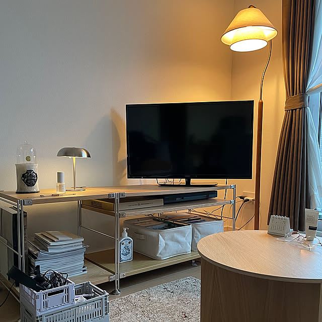 Lounge,SLIT TABLE,オーク材,ナチュラルインテリア,ラウンドテーブル,フロアライト,無印良品,テレビ,ソファ,テレビ台,クッション,テーブル,収納,ラグ,一人暮らし,1LDK,unico,賃貸,ZARA HOME,テーブルランプ,HAY,ひとり暮らし,ステンレスユニットシェルフ keroの部屋