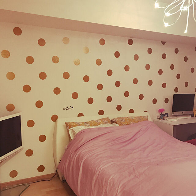 Bedroom,ゴールド×ピンク,ニトリ,ZARA HOME,PCスペース,ゴールド,ベッド,寝室,ウォールステッカー,壁紙,マンション,照明,ドット ANの部屋