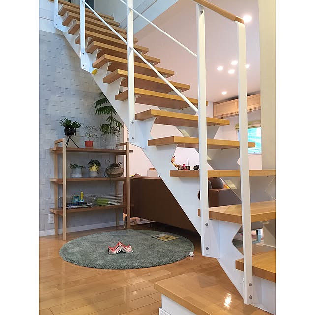 Lounge,ゴロゴロする場所,ADUM,IKEAのラグ,エコカラット,シースルー階段,ソファの後ろ,植物棚,DIY,DIY棚,階段下スペース,買ってよかったモノ,キャプテン翼,スケルトン階段,こどもと暮らす。 shinoの部屋