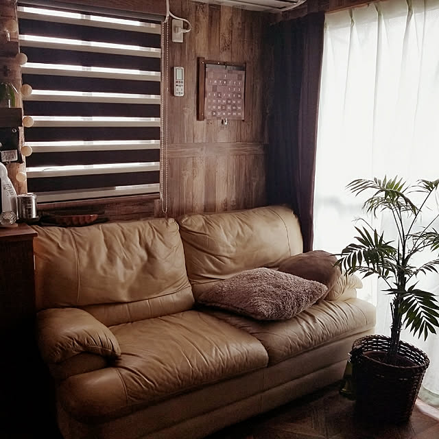 Lounge,おうちカフェ,ヴィンテージ風,茶色インテリア,木目調,ソファ,グリーンのある暮らし,訪問ありがとうございます♡,カレンダー,クッション,アースカラー mrs.miyの部屋
