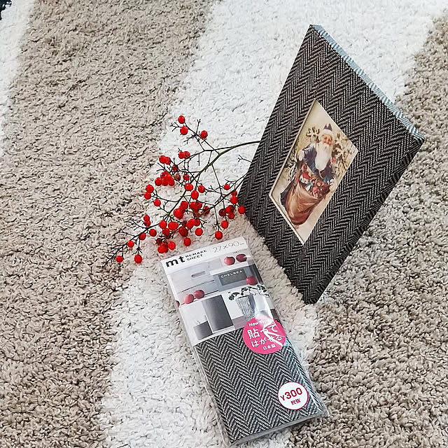 Bedroom,10分でできる,フォローありがとうございます♡,いいね♪いつもありがとうございます❤️,写真立てリメイク,ダイソー,リメイクシート,貼ってはがせるリメイクシート,ハンドメイド,300円,リメイク,クリスマスカード,ラグ,東京インテリア,南天,フェリシモ,カモ井加工紙さん,クリスマス,mtリメイクシート Renの部屋