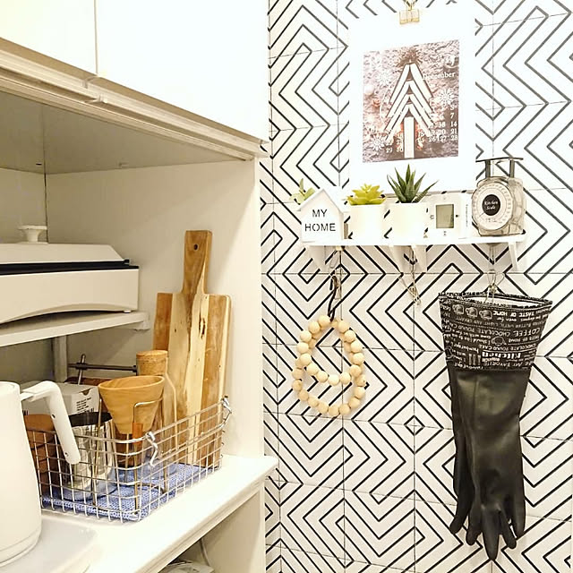 Kitchen,ゴム手袋,セリア,100均,モノトーン,幾何学模様,アクセントクロス,壁紙屋本舗,ハッテミー,morasanちゃんのカレンダー,マンションインテリア,マンション,北欧インテリア,北欧ナチュラル,プチプラ,IKEA,カレンダー,キッチンの壁,山善,山善アンバサダー tttbbbの部屋