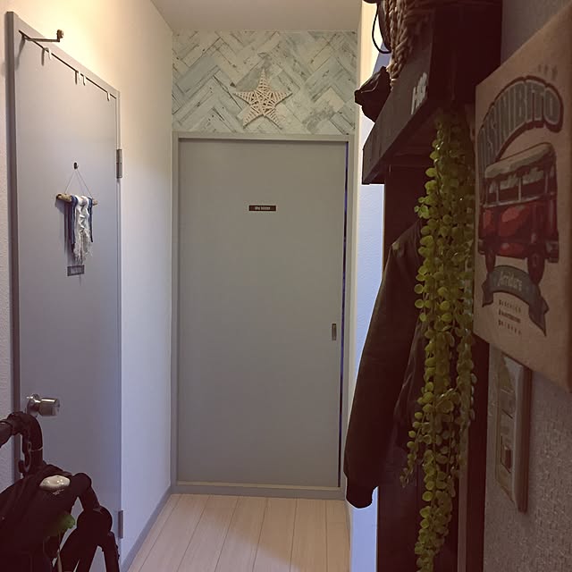 Entrance,星,流木タペストリー,ブルーグレー,ハンガーラックDIY,賃貸,賃貸でも諦めない！,賃貸DIY,模様替え中,西海岸,カルフォルニアスタイル,ダイソー♡,いつもいいね！ありがとうございます♪ hiiimamaの部屋