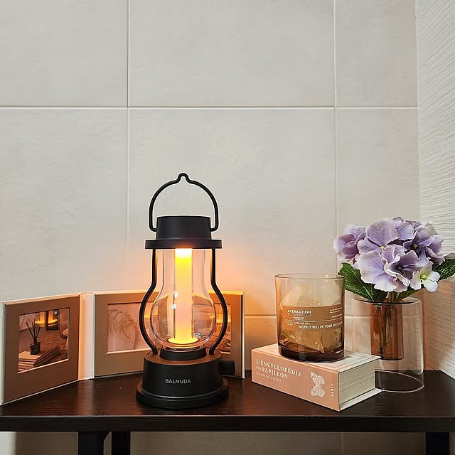 ダイソー,寝室,100均,間接照明,ランタン,お気に入り,癒し,セリア,3COINS,紫陽花,フェイクフラワー,ブック型ボックス,BALMUDA,バルミューダ,プチプラインテリア,エコカラットの壁,plywood,tea for two,マンション暮らし,スリコ,ストーンディフューザー,ペーパーフォトフレーム,BALMUDA The Lantern,ダブルウォール花瓶,寝室飾り棚,ATTRACTION FRAGRANCE,エコカラット,RoomClipショッピング,ディスプレイ棚,Bedroom love1017の部屋