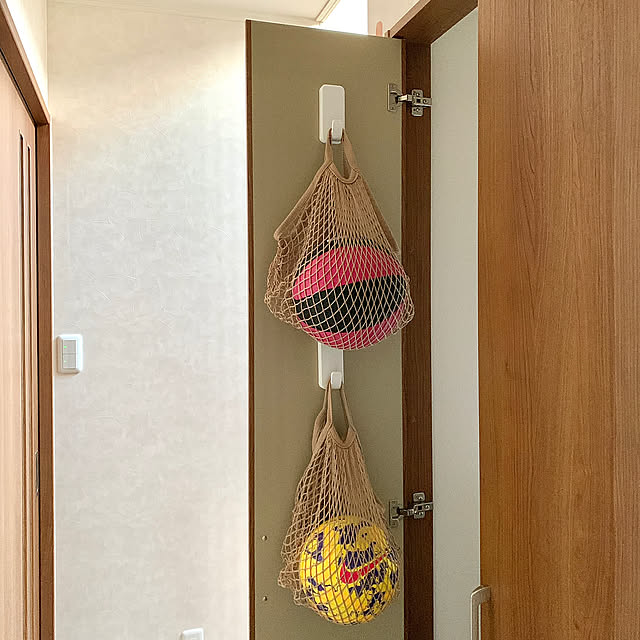 モニター投稿⑤,家族の時間,寒いけど頑張りましょう♪,素敵な一日を♪,スッキリ暮らす,隠す収納,扉裏収納,セリアのメッシュバッグ,セリア,ボール収納,サッカーボール,バスケットボール,子供と遊ぶ,健康,体を動かす,わたしの暮らしアワード,見てくださってありがとうございます♡,こどもと暮らす,こどものいる暮らし,６歳娘と４歳息子,コマンドフック,仮置き,通学グッズ,アンパンマンボール卒業✌︎ koko_hikaの部屋