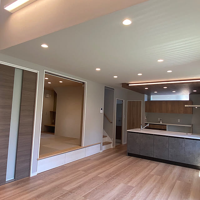 吊り戸棚,カップボード,リビング階段,小上がり,和室,ラシッサDフロアメープル,ダウンライトスピーカー,間接照明,オフェリア,折り下げ天井,グレー×木目,前面収納,Overview comgiの部屋