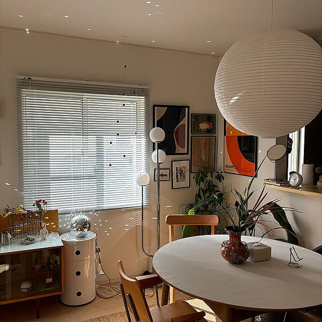 Overview,ミラーボール,観葉植物,ミッドセンチュリー,フラワーベース,アート,ミッドセンチュリーモダン,丸テーブル,ヴィンテージフラワーベース,HAY,unico ダイニングテーブル,オーガスタ,ラウンドテーブル,ジュートラグ,エクステンションダイニングテーブル,アートのある暮らし,1960's,ブラインド ホワイト,Bauhausポスター,Mytone,WANT ANTIQUE,tempo,tempoモビール,アルネヤコブセンテーブルクロック,スィムリスハムン mimimiの部屋
