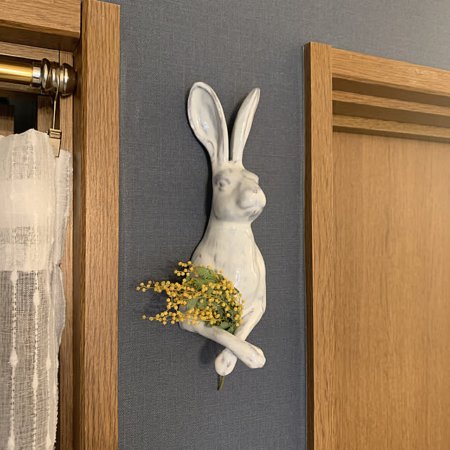 ミモザ,壁掛けうさぎ,yarnnakarn,オブジェ,ドライフラワー,アートのある暮らし,ネイビーの壁紙,On Walls keiの部屋