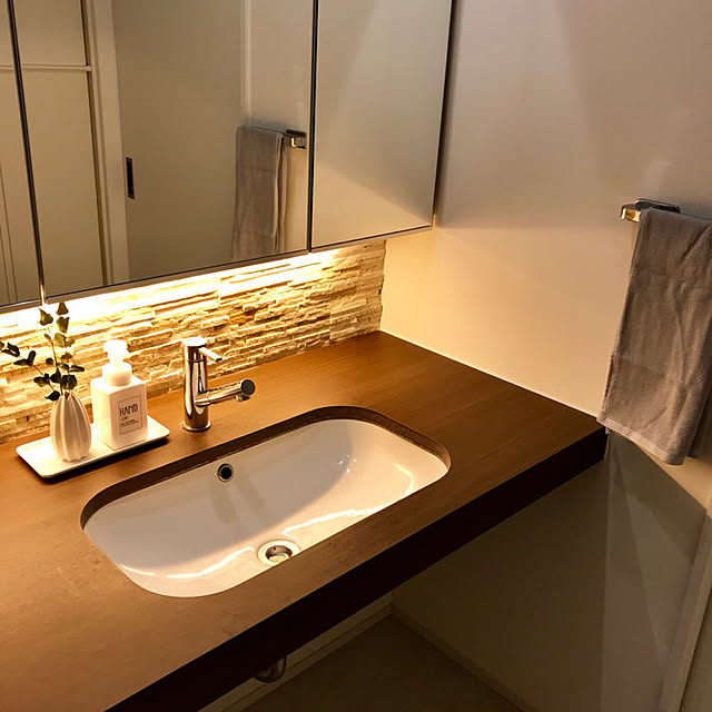 Bathroom,洗面台,洗面所,ホテルライク,モダン,ユーカリ,石張りの壁,照明,間接照明,シンプル,北欧 ____Yuriの部屋