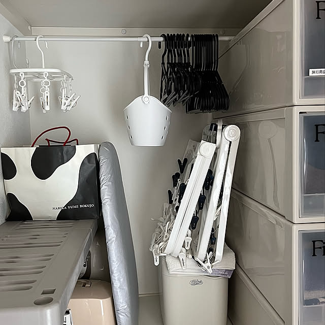 廊下の収納,物干し用ハンガー収納,物干しスペース,つっぱり棒,Overview Hannahの部屋