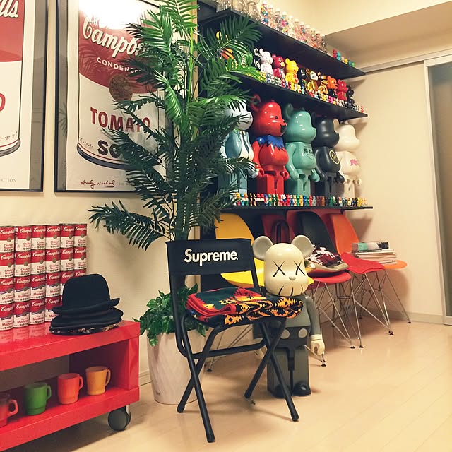 Lounge,観葉植物,フィギュア収納,Supreme,アメリカンポップ,ファイヤーキング,BE@RBRICK,アンディーウォーホル,雑貨,ベアブリック,ハンドメイド,男の趣味部屋,DIY,賃貸,ディアウォール,ペンドルトン,kaws,男前,キャンベル,収納,Coleman phpの部屋