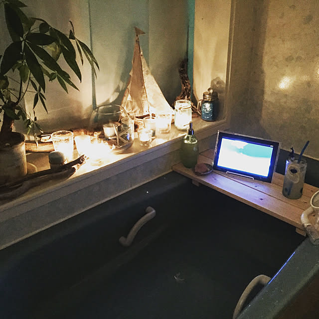 Bathroom,わが家の暑さ対策,観葉植物,タブレット,バスタブトレー,流木の船,貝殻,暑さ対策,キャンドル,ブルーのバスタブ,流木オブジェ,海を感じるインテリア bowbowcoの部屋