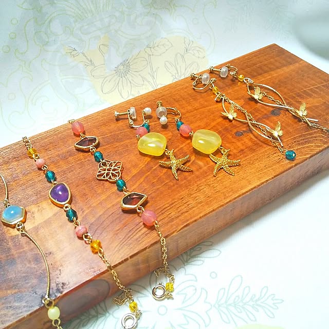 Bedroom,ハンドメイド夏,DIY,アクセサリー収納,アクセサリートレイ,ダイソー木材,ダイソー,アクセサリートレー,花台DIY,トレイDIY,ディスプレイプレート,アクセサリー,イヤリング,ハンドメイドアクセサリー,ハンドメイドイヤリング,ブレスレット,ブレスレットディスプレイ rikkyの部屋