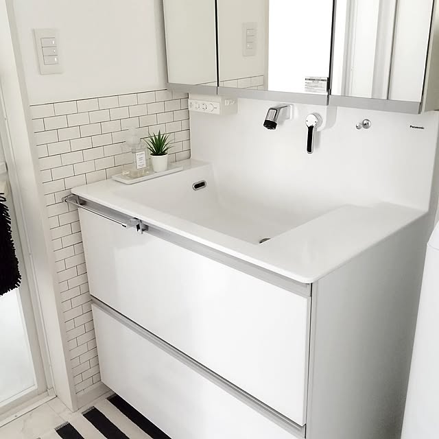 Bathroom,ダイソー,IKEA,洗面台,100均,白黒,モノトーン,ホワイトインテリア,100均アイテム,サブウェイタイル,Daiso,かっこいい,男前インテリア,リメイクシート,アメリカンスタイル,シンプルインテリア,Panasonic洗面台,モノトーンインテリア,ダイソーのリメイクシート,ダイソーリメイクシート,すっきり暮らす,シンプルな暮らし,汚れ防止,100均リメイクシート,サブウェイタイル風,アドバンススイッチ,アドバンスシリーズ,サブウェイタイル風リメイクシート,シンプル,ホワイト SSSSSの部屋