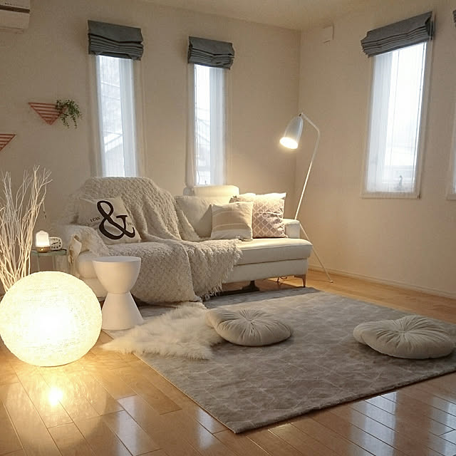 Lounge,10000人の暮らし,北欧モダン,北欧ナチュラル,すっきり暮らす,ラグ 200×200,シンプル,ベルギーラグ,プリンスアハ,スモーキーカラー,ラグ グレー,パステルカラー,ラウンドクッション,やわらかい雰囲気にしたい,間接照明,雪の日,アペーゴ フロアランプ,hygge Jinaの部屋