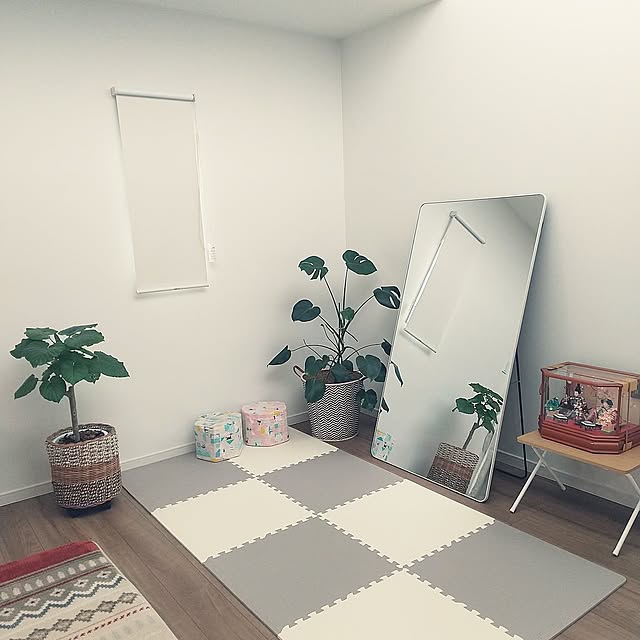 リビング,観葉植物,ニトリ,ウンベラータ,モンステラ,LIXIL,LIXILDフロア,LIXILDフロアチェリー,ニトリのラグ,観葉植物のある生活,ダンススペース,全身鏡 ミラー,全身鏡 narikawaの部屋