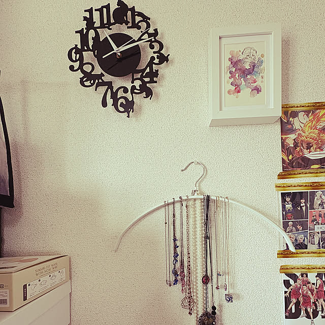 On Walls,アクセサリーディスプレイ,収納,一人暮らし,1人暮らし,1K,収納アイデア,オタク部屋,絵を飾る,絵画のある部屋,絵のある暮らし sktrの部屋