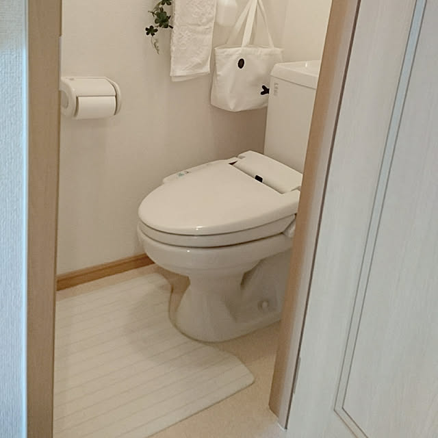 Bathroom,1LDK,大東建託,ふたり暮らし,ニトリ,トイレマット,お掃除楽チン♥️,ふかふかクッション♥️,ミッフィー,トートバッグ,トートバッグ収納,トイレットペーパー,白いトイレ,トイレはシンプル派,ふけるトイレマット ttmcyの部屋