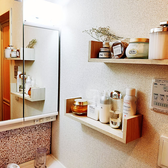 Bathroom,100均,ダイソー,おはな♡,お花のあるくらし,お花,ドライフラワー,ドライフラワーのある暮らし,ウォールシェルフ,ニトリ,ウォールシェルフ ニトリ,しろが好き*,シンプル,壁紙シート,タイル風,タイル風シート,みせる収納に憧れる,みせる収納,みせる派 yukikinの部屋