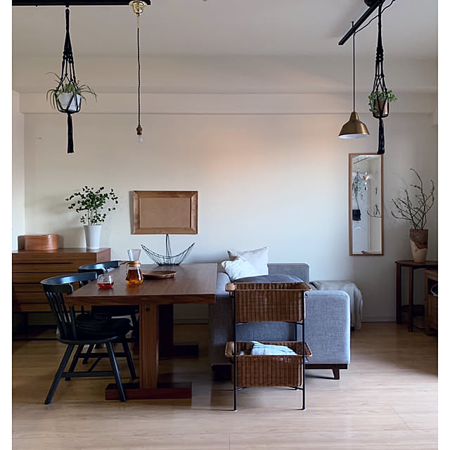 Lounge,ブランケット,ナチュラル,シンプル,ペンダントライト,ダクトレール,鏡,ダイニングテーブル,余白,収納,夕暮れ,照明,シェーカーボックス,マンション暮らし ECCOの部屋
