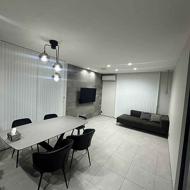 Lounge,中古住宅リフォーム,グレー壁紙,ブラックインテリア,暮らしを整える,バーチカルブラインド,タイル,シンプルモダン,モダン,生活感をなくす,シルバーインテリア,グレーインテリア,ホテルライク,リフォーム,照明,モノトーン,リノベーション,ソファ,モノトーンインテリア,サンゲツフロアタイル,サンゲツ,床タイル貼り,床材サンゲツ,床材,メーカー名のタグ付けてね！「床材」編,ホテルライクな暮らし cako_reformの部屋
