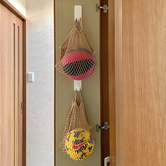 モニター投稿⑤,家族の時間,寒いけど頑張りましょう♪,素敵な一日を♪,スッキリ暮らす,隠す収納,扉裏収納,セリアのメッシュバッグ,セリア,ボール収納,サッカーボール,バスケットボール,子供と遊ぶ,健康,体を動かす,わたしの暮らしアワード,見てくださってありがとうございます♡,こどもと暮らす,こどものいる暮らし,６歳娘と４歳息子,コマンドフック,仮置き,通学グッズ,アンパンマンボール卒業✌︎ koko_hikaの部屋