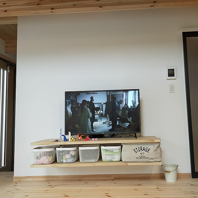 Lounge,無垢の床,土間玄関,ガルバリウムの家,シューズクローク,テレビボード,造作テレビボード,BinO,フリークホーム Bino_73の部屋