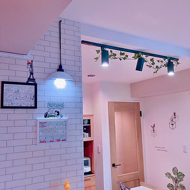 On Walls,レンガクロス,インテリアウォールライト,ダイソー,天井,スヌーピー,RCの出会いに感謝しています♡,猫と暮らす,コメントお気遣いなく♡,見ていただいてありがとうございます♡,今日もお疲れさまでした♡,イベント参加します♡ snoopyの部屋