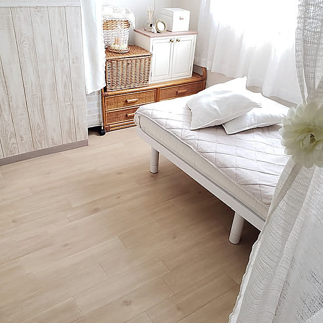 Bedroom,両面テープ,賃貸でも可愛く♪,賃貸でも楽しく♪,賃貸インテリア,プチプラインテリア,かご収納,ホワイトナチュラル,ナチュラルインテリア,クッションフロアDIY,賃貸DIY,賃貸でも諦めない！,のれん,夏,壁紙屋本舗,壁紙,寝室,フォロー&いいね ありがとうございます♡,すっきり暮らしたい,築25年以上,夏休み,5畳,クッションフロア pinonの部屋