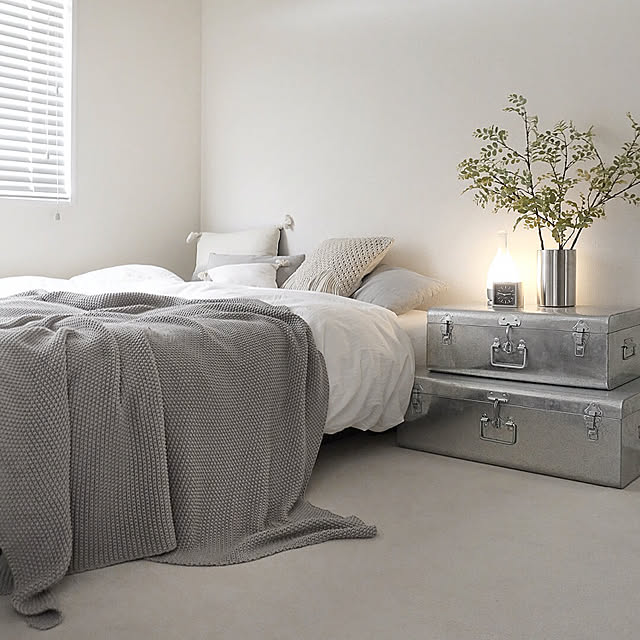 Bedroom,シンプルライフ,クッション,インスタ→4696tuuli,ミニマリスト,MONOTONE,ベッドルーム,さしすせそのインテリア,モノトーンインテリア,持たない暮らし,シンプル,ミニマム,ミニマル,モノトーン,観葉植物,塩系インテリア,白黒グレー,シンプルモダン,ベッド,シンプルインテリア,もたない暮らし tuuliの部屋