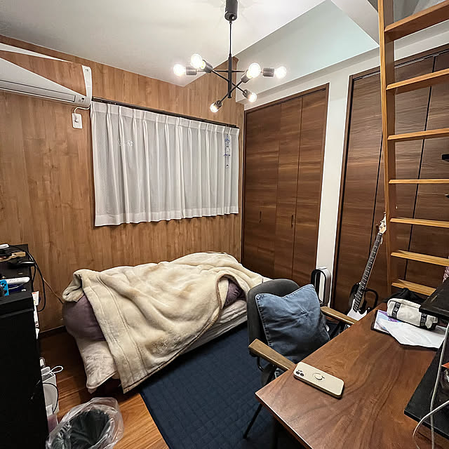 アクセントクロス,木目調壁紙,新年の抱負,中学生女の子部屋,ニトリ,子供部屋,インダストリアル,一戸建て,5畳,カフェ風インテリア,男前,インダストリアルインテリア,アイアン照明,子供と暮らす,照明,ウォールナット,クラッシュゲートのイス,アポック,DIY,Overview sevenhunterの部屋
