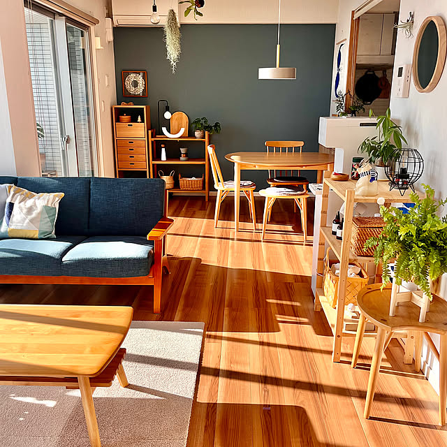 Lounge,観葉植物,インテリア好き,アクセントクロス,マンション,ペンダントライト,壁紙,分譲マンション,丸テーブル,北欧ナチュラル,ブルーグレーの壁,ブルーインテリア,センターテーブル amの部屋