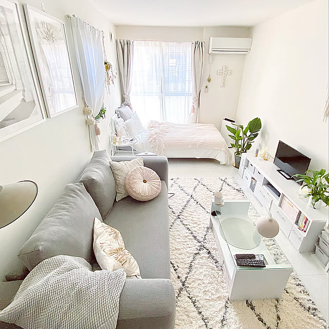 壁美人で設置,時計,一人暮らし,女子部屋,照明,ニトリ,BOHO,8畳1K,キャンドル,モノトーン,大人女子,BOHOインテリア,ナチュラル,ホワイトインテリア,グレー好き,雑貨,ソファー,観葉植物のある暮らし,間接照明,無印良品,Overview wawaの部屋