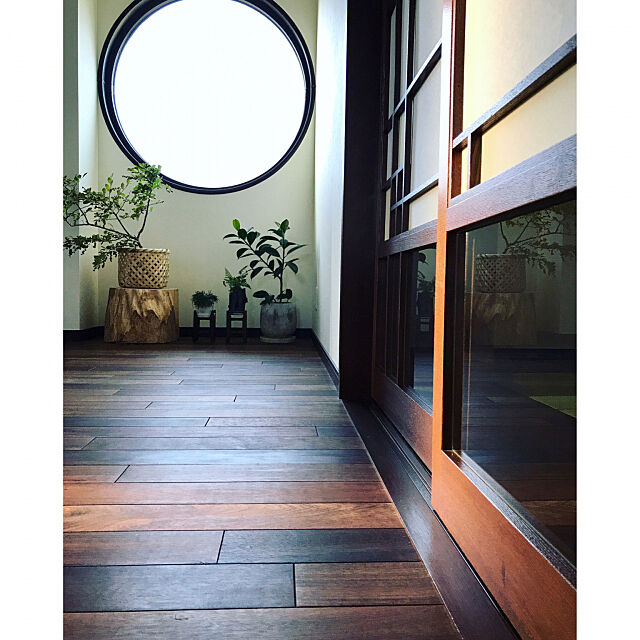 Entrance,丸窓,無垢材の床,障子,和モダン,デザイン障子,植物のある暮らし,観葉植物,竹かご,丸太,ナツハゼ tajiの部屋