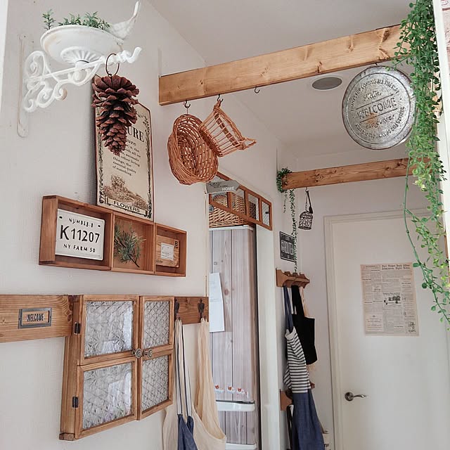 On Walls,玄関,セリア,窓枠,100均リメイク,フォトフレーム,DIY,ブライワックス,ナチュラルキッチン,収納,シェルフ,100均,カフェ風,インターフォンカバー,100均木材,リメイク,なんちゃって梁,メッシュフレーム,makkyfoneさん真似っこ makomiの部屋