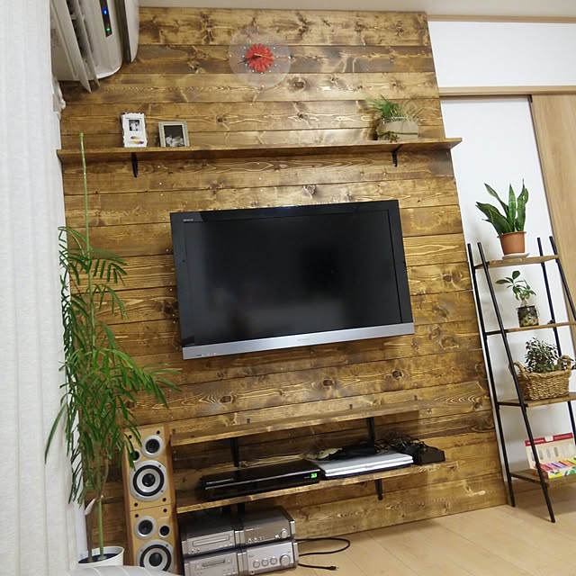 On Walls,DIY,テレビボードDIY,アフター,愛犬と暮らす家,植物のある暮らし,緑のある暮らし,主人のDIY☆,壁掛けテレビ,壁掛けTV,テレビボード,板壁DIY loveの部屋