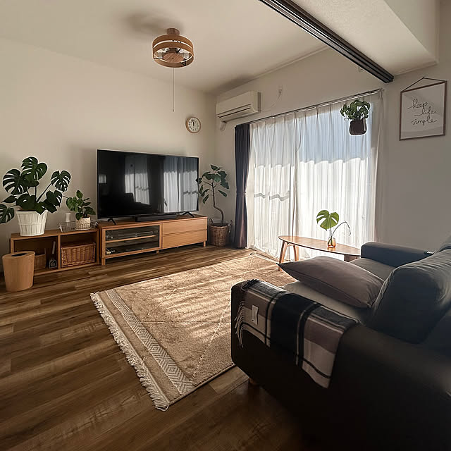 Lounge,ブラウンインテリア,無印良品,インテリアグリーン,ナチュラルインテリア,賃貸マンション,賃貸インテリア,シンプルインテリア,無印良品 壁に付けられる家具,すっきり暮らしたい,リノベーション賃貸,植物のある暮らし,賃貸でも楽しく,観葉植物,unico,無印良品ソファ Hiraの部屋