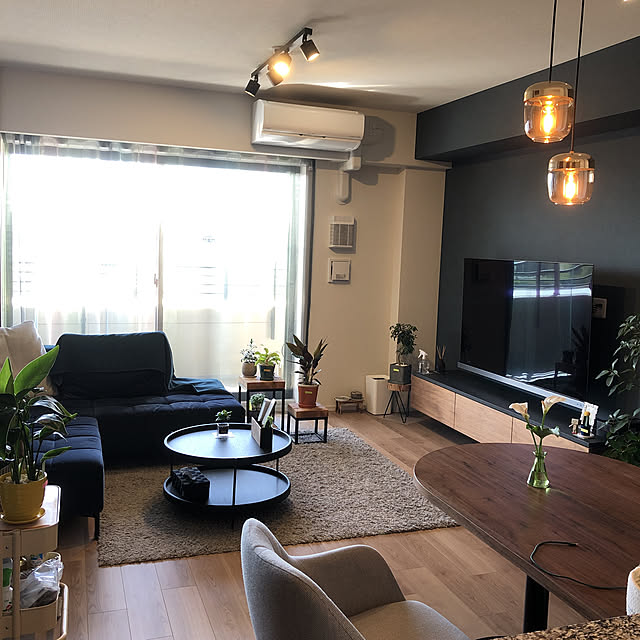 フロートテレビボード,フムラコーヒーテーブル,日の光,夫婦2人暮らし,マンション暮らし,デニム調壁紙,クオンチェアー,ブルー,サンゲツ壁紙,フォルマックス　フリーダム　ソファ,観葉植物,レースカーテンだけ,Overview kumaの部屋