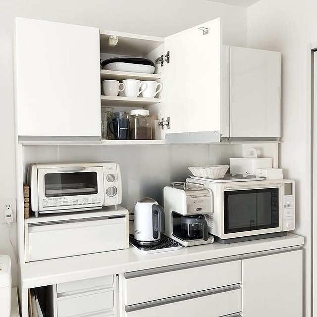 Kitchen,無印良品,マグカップ,食器棚,デッドスペース,ホワイトインテリア,デロンギ,コーヒーメーカー,隙間収納,キッチン収納,再利用,コーヒーフィルター,蝶番,パモウナ,フレッシュロック,DEAN＆DELUCA,シンプルホワイト,ホワイトキッチン,シンプルインテリア,モノトーンインテリア,白で統一,すっきり暮らす,シンプルな暮らし,シンプルデザイン,ワンアクション,パモウナ 食器棚,コーヒーのある暮らし,コーヒーフィルター収納,ペーパーフィルター,ビデオテープケース SSSSSの部屋