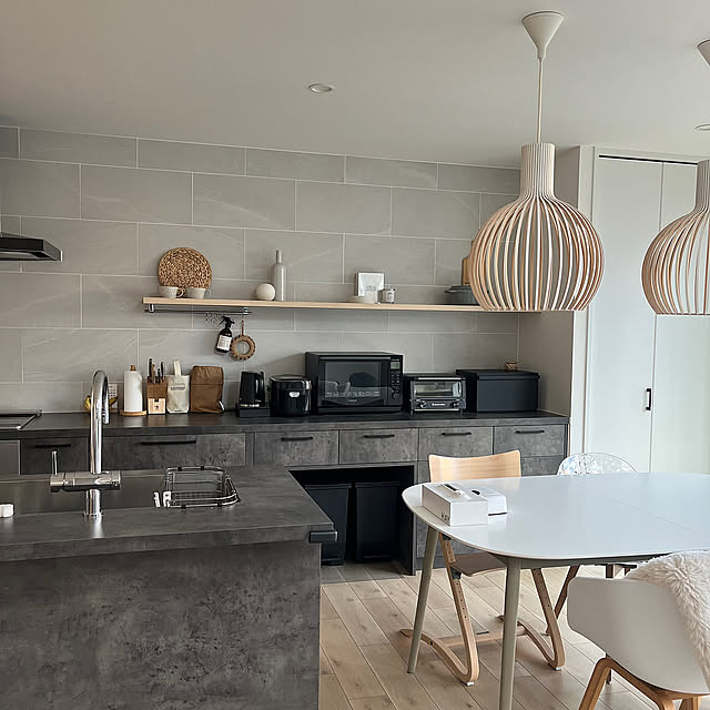 Kitchen,ボーコンセプト,ダイニング照明,ベトングレー,グラフテクト,横並びダイニング,造作洗面,観葉植物,吹き抜け,ペンダントライト,リビング階段 tashi.house2020の部屋