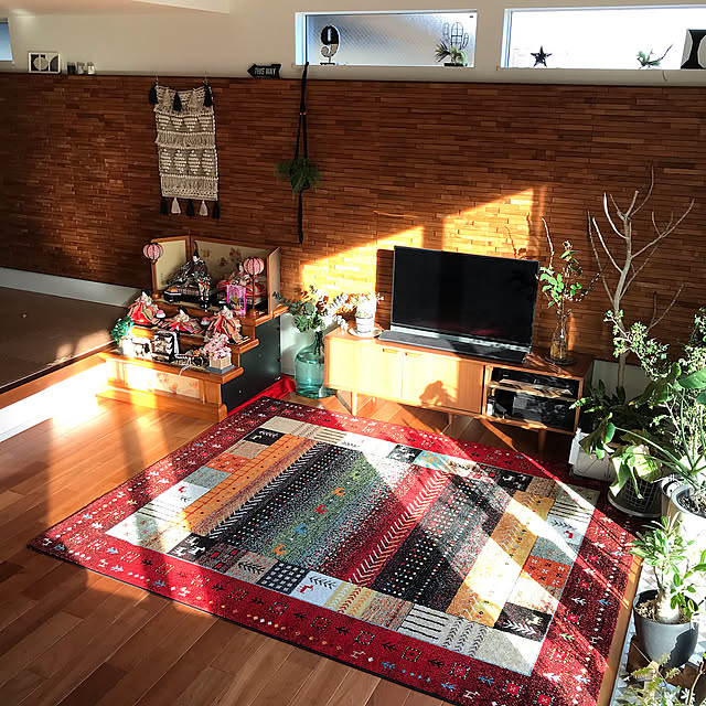 グリーンのある暮らし,デミジョンボトル,ひな祭りディスプレイ,unico TVボード,amabro,アマブロ,ウッドタイルの壁,イケヒコ ウィルトンラグ,ソファーの無い暮らし,ひな祭り,Lounge walking123の部屋