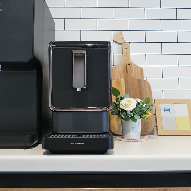 Kitchen,暮らしのひとコマ,クレイフラワー,バケツフラワーアレンジ,カッティングボード,ミナペルホネン,サブウェイタイル風壁紙,全自動エスプレッソコーヒーマシン,レコルト,recolte,エスプレッソコーヒーマシン,IKEA,コーヒーのある暮らし,コーヒー ya_maの部屋