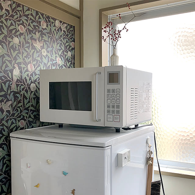 Kitchen,SHARP 冷蔵庫,一人暮らし,マスキングテープ,壁紙屋本舗,ウィリアムモリス,冷蔵庫,SHARP,ホワイトインテリア,シンプル,時計,電子レンジ,無印良品 電子レンジ,一輪挿し,益子焼,賃貸,昭和の家,1K 1人暮らし,無印良品,1K 1994の部屋