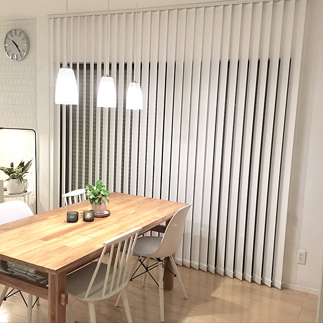 Kitchen,ブラインド,シンプルインテリア,モノトーン×ナチュラル,グリーンのある暮らし,花のある暮らし,ACUTUS,unico,ZARA HOME,ホワイトインテリア,バーチカルブラインド,ダイニング,ナチュラルモダン kuruの部屋