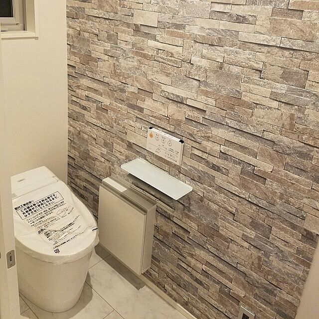 Bathroom,TOTOトイレ,大理石調の床,アクセントクロス,引き戸,石壁風壁紙,センサーライト makoの部屋