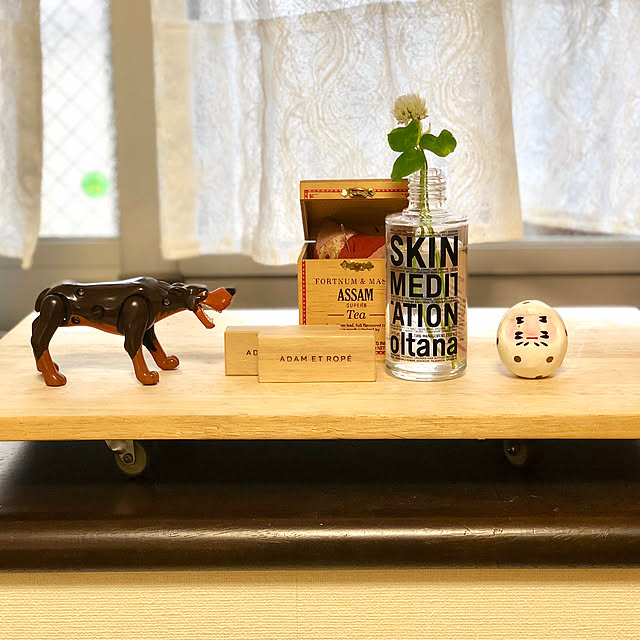 My Desk,フォートナム&メイソンの空き箱,お針箱,白いだるま,ディズニーの犬,アダムエロペでもらった木のやつ,オルタナの空き瓶,窓辺,出窓,出窓ディスプレイ,台車の上に飾る,ディスプレイ yoriの部屋
