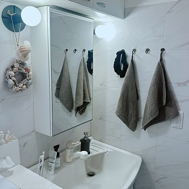 Bathroom,ニトリのティッシュケース,洗面台,歯磨き粉,IKEAの照明,ボディクリーム,歯ブラシ立て,100均,IKEAのディスペンサー,シェルのリース,シェル,IKEAのフェイスタオル,海を感じるインテリア Megumiの部屋