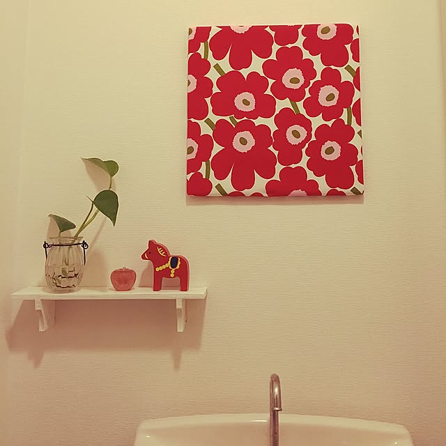Bathroom,ファブリックパネル,マリメッコ,DIY,ウォールシェルフ,飾り棚,観葉植物,ポトス,ダーラナLOVERS,ダーラナホース,セリア,ナチュラル,北欧,水差し,トイレ,賃貸 yuusの部屋